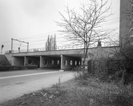 76617 Gezicht op het spoorviaduct over de Oudenoord te Utrecht, uit het oosten.